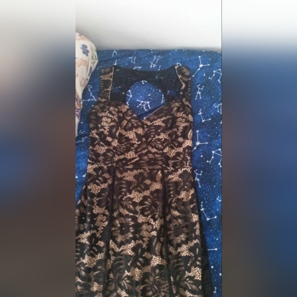 Dresses - Picture 2 of 3
